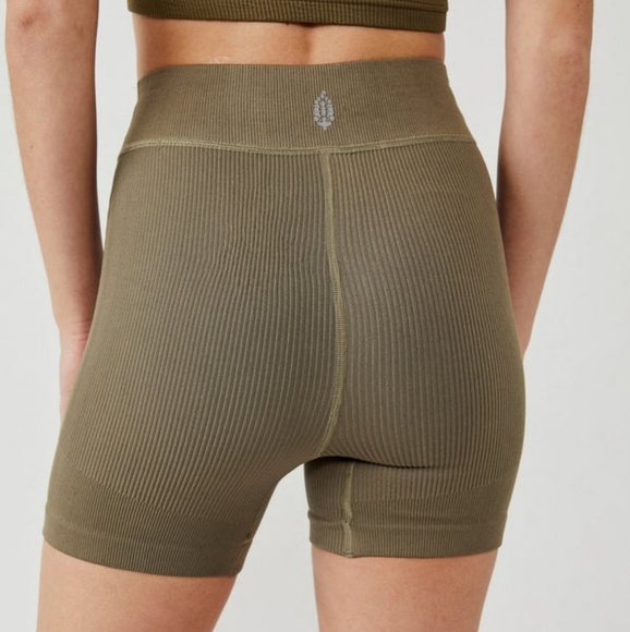 NWT FREE PEOPLE MOVEMENT FREE THROW SHORT IN ARMY - Picture 2 of 7
